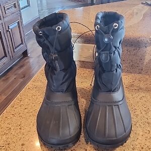 NEW WITHOUT BOX SIZE-10 CHOOKA PUFFER SNOW BOOTS.